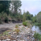 Situación en la que se encuentra actualmente el río Cúa a su paso por Carracedelo.