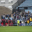 Aficionados de la Deportiva, en la zona de descubierta del estadio de Balaídos de Vigo.