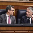 El ministro de la Presidncia, Justicia y Relaciones con las Cortes, Félix Bolaños, y el ministro del Interior, Fernando Grande-Marlaska, durante una sesión de control al Gobierno, en el Congreso de los Diputados.