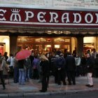 El Teatro Emperador cerró el 31 de octubre de 2006. Ya, el 25 de ese mismo mes, hubo protestas ante sus puertas para evitarlo.