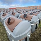 Los nuevos contenedores marrones están acopiados en una finca municipal a la nintemperie desde hace más de tres meses.