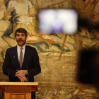 Visita de Ernest Urtasun a León al entorno del teatro Emperador.