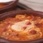 Un plato caliente de raíces leonesas, con pan, ajo, jamón y huevo: tradición reconfortante reinterpretada con sencillez.