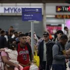 Personas esperan para abordar un vuelo.