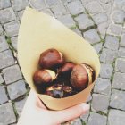 Las castañas asadas, servidas en su tradicional cono de papel, son un clásico del invierno leonés que ahora conquista también las redes sociales.