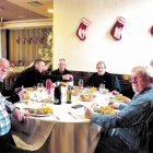 Los siete integrantes de la Peña Siete Menos Uno celebran el décimo aniversario de su creación en el Restaurante Luna.