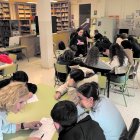 Los Grupos Heterogéneos Interactivos se desarrollan en la biblioteca del centro.