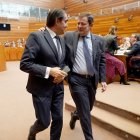 El presidente de la Junta, Alfonso Fernández Mañueco, y el consejero de Medio Ambiente, Vivienda y Ordenación del Territorio, Juan Carlos Suárez-Quiñones, durante la segunda jornada del Pleno de las Cortes de Castilla y León.