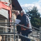 Manuel Carnero entra con la documentación a la Junta de Accionistas acompañado.