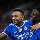 Mbappé y Vinicius celebran la mínima victoria del Madrid ante el Olympiacos.