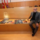 Carlos Cortina, edil ponferradino, posa con los carteles navideños.