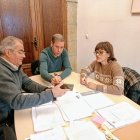 Alonso (centro) con la pedánea de Peñalba y un trabajador.