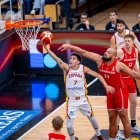 El jugador español Jaime Fernández lanza a canasta.