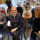 La vicepresidenta y consejera de Familia muestra la aplicación en el móvil.