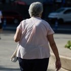Archivo - Una mujer pensionista caminando por una calle de Madrid.