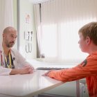 Un momento del Cole Tour con el doctor Arias.