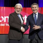 El presidente del PP, Alberto Núñez Feijóo, acompañado del presidente de Foment del Treball, Josep Sánchez Llibre.