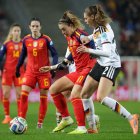 Alexia Putellas trata de controlar el balón ante una jugadora alemana.