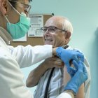 Un usuario acude a vacunarse en epidemia de gripe.