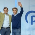 Mañueco y Feijóo saludan a los alcaldes del PP reunidos en Burgos en el II Foro Grandes Ciudades, ayer.