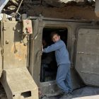 Un niño en el taqnue que sirve para recargar móviles.