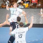 Lindqvist se eleva para lanzar ante la portería del Torrelavega. El jugador sueco del Abanca Ademar anotó ayer dos goles.