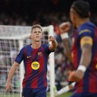 Olmo señala a Raphinha tras anotar gol con su asistencia.