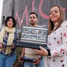 La investigadora Virginia Riego muestra imágenes de los corderos empleadas en el proyecto.