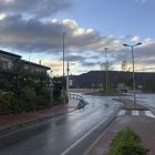 Tres jóvenes de 22, 23 y 25 años, han fallecido esta madrugada tras salirse de vía el vehículo en el que viajaban en la N-634, en el municipio de Cabezón de la Sal. El conductor ha perdido el control del vehículo y se ha subido por una isleta dando varias vueltas hasta quedar detenido en el aparcamiento de un restaurante cercano. El accidente ha tenido lugar a las 00.30 horas en el punto kilomé.