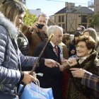 La vecina Guadalupe, de 101 años, recogió su bilsita de maos de la alcaldesa.