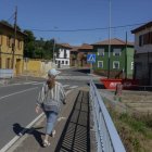 Una vecina pasea por una callle de Armunia.