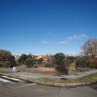 La parcela municipal de los chalés está entre la calle Torío y el camino del Club de Golf.