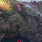 La UME de León y la Policía de Asturias realizan la misión en la balsa de la mina de Berbes.