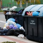 La basura desborda los contenedores de San Andrés, con sus tres camiones averiados.