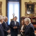 El académico leonés Luis Mateo Díez, a la izquierda, y Mañueco en el centro.