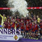 Las jugadoras españolas celebran su título levantando el trofeo de la Liga de Naciones Uefa.