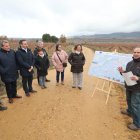 La consejera y otras autoridades, en la visita a Castropodame.