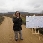 La consejera de Agricultura, Ganadería y Desarrollo Rural, María González Corral, durante su visita a las obras de la infraestructura rural de la concentración parcelaria de Castropodame (León).