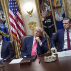 Trump se duerme durante una reunión en la Casa Blanca.