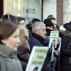 El padre de Ester López participa junto a decenas de personas en una concentración frente a los juzgados de Valladolid  durante la audiencia preliminar del juicio por el asesinato de Esther López