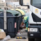 Gracias a un camión de recogida de León, San Andrés pudo limpiar basura cuatro horas ayer por la tarde.