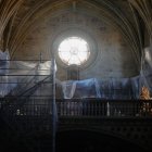 La sillería del coro de San Marcos, tapada actualmente por plásticos, es una de las intervenciones en la iglesia.