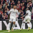 Mbappé celebra uno de los dos goles que anotó ante el Athletic Club en San Mamés con su compañero, el brasileño Vinicius.