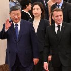 El presidente francés Emmanuel Macron y el presidente chino Xi Jinping caminan durante la visita de Estado del presidente francés en el Gran Salón del Pueblo en Pekín, China, el 4 de diciembre de 2025.