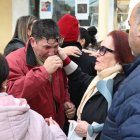 GRAFAND2482. GARRUCHA (ALMERÍA), 04/12/2025.-El abuelo materno de Lucas, el niño de 4 años hallado muerto con signos de violencia en una playa de Garrucha (Almería), llora junto a familiares y vecinos de esta localidad almeriense tras un minuto de silencio que se ha guardado en un acto institucional a las puertas del Ayuntamiento donde las banderas ondean a media asta con crespón negro, para expresar su repulsa por el crimen, y tras el cual ha responsabilizado a la pareja de la madre de lo ocurrido, tras la detención de ambos. EFE/Carlos Barba
