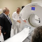 El consejero se desplazó a León para visitar las inversiones en obras en el Hospital de León.