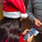 En Navidad, cada vez más personas reparten sus décimos por WhatsApp y pagan su parte con Bizum, una tendencia tan cómoda como arriesgada si no se hace bien
