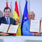 El presidente de la Junta de Castilla y León, Alfonso Fernández Mañueco, firma un protocolo con la Red de Jubilados y Pensionistas de Castilla y León para fomentar el uso de nuevas tecnologías.