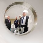 El consejero de Sanidad, Alejandro Vázquez, observa el nuevo PET-TAC junto al gerente del Hospital y el delegado de la Junta.