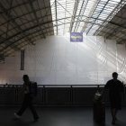 Dos viajeros en la estación de Atocha, en una fotografía de archivo. EFE/ Zipi Aragón.